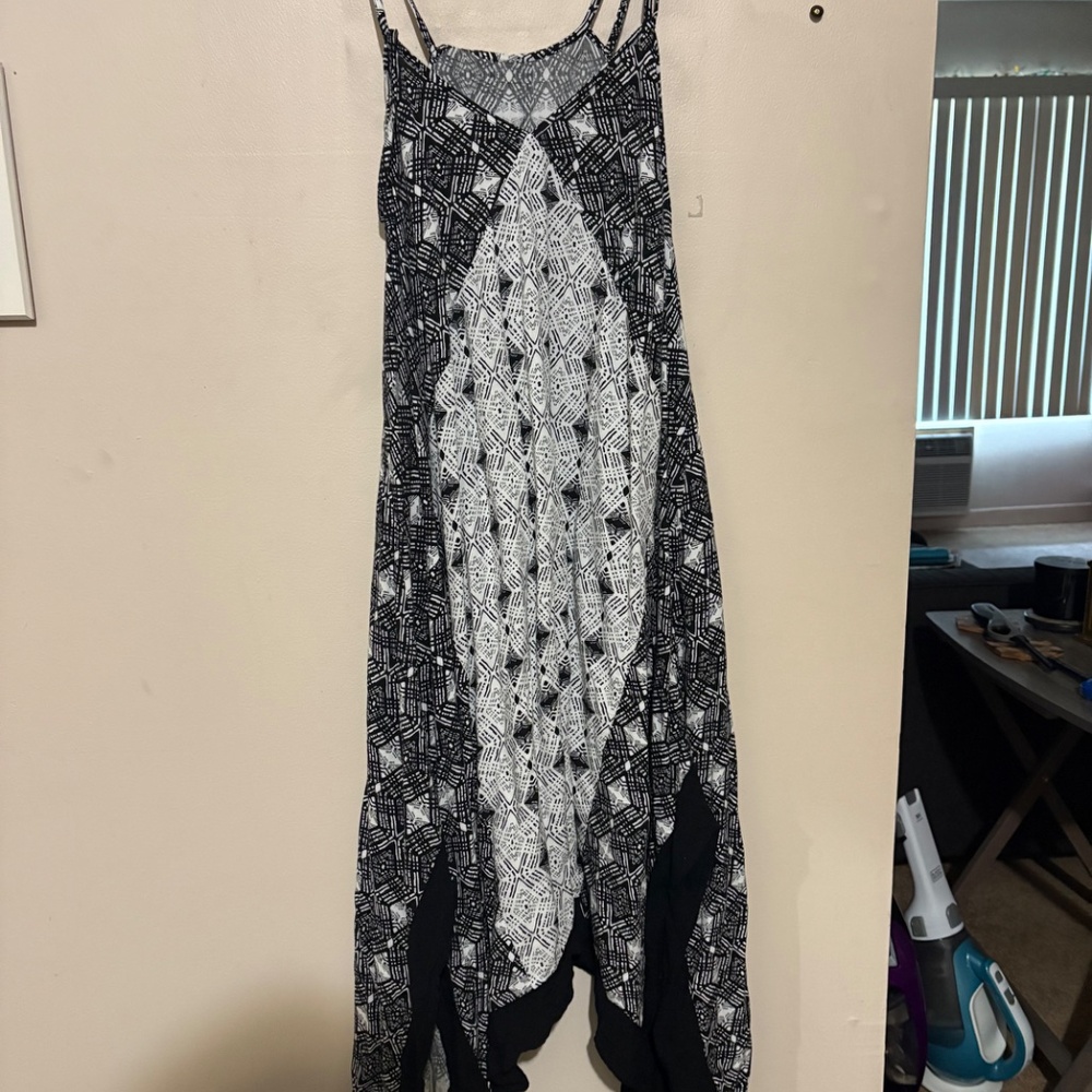 Black and White Summertime Dress (LIKE NEW)